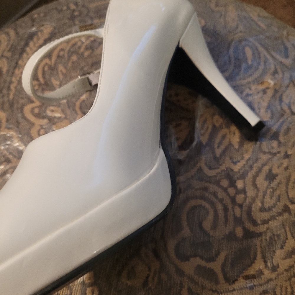 White heels - Picture 7 of 9